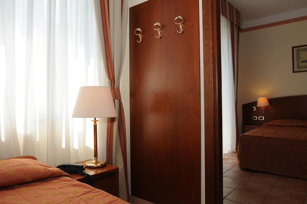 בלריה-איגאה מרינה Hotel Agostini מראה חיצוני תמונה